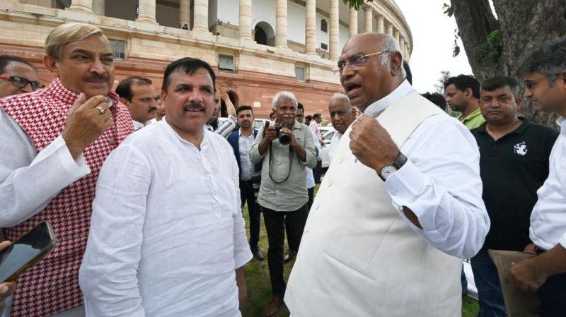 केजरीवाल को दिल्ली सेवा विधेयक का पारित होना कितना बड़ा झटका है?